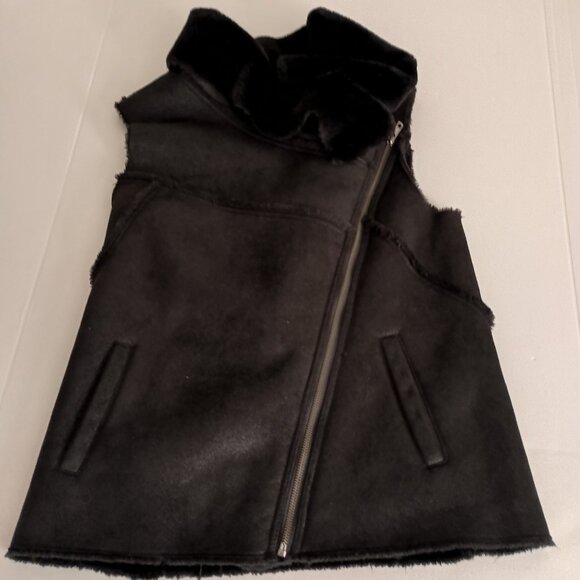 Cupcakes and Cashmere BaddieVest Black Faux Fur/Suede Asymmetrical Women’s S NWT - Picture 6 of 16